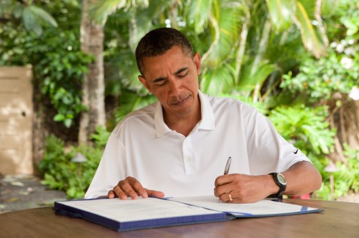 ... ο Ομπάμα σήκωσε τα μανίκια και άρχισε να παίρνει σημειώσεις με φόντο τα τροπικά φυτά της Αβάνας, για καθετί που του λέγανε οι Κουβανοί γερόλυκοι ...