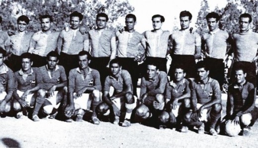 31 Οκτωβρίου 1948, πρώτος αγώνας της Ομόνοιας με τον ΑΜΟΛ. Οι παίκτες της Ομόνοιας είναι όρθιοι και του ΑΜΟΛ κάθονται. Όρθιοι από Αριστερά : Παναγιώτης Ταλιάνος (τερματοφύλακας), Ανδρέας Καρυόλου (δεξιός οπισθοφύλακας), Χαμπής Φιλίππου (αριστερός οπισθοφύλακας), Αγησίλαος Τσιαλής (δεξιός χαφ), Τικράν Μισιριάν (κεντρικός χαφ), Γωγάκης Καραγιάννης (αριστερός χαφ), Κιλίς Μπετικιάν Σαρκίς (έξω δεξιά), Χατζάκ Μπαλατονί (μέσα δεξιά), Τάκης Σκαλιώτης (κεντρικός επιθετικός), Ρομπέρ Κονστανιάν (μέσα αριστερά), Κώστας Λυμπουρής (έξω αριστερά).